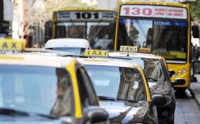 Usuarios reclaman freno a suba del colectivo y taxistas piden aumento de tarifa